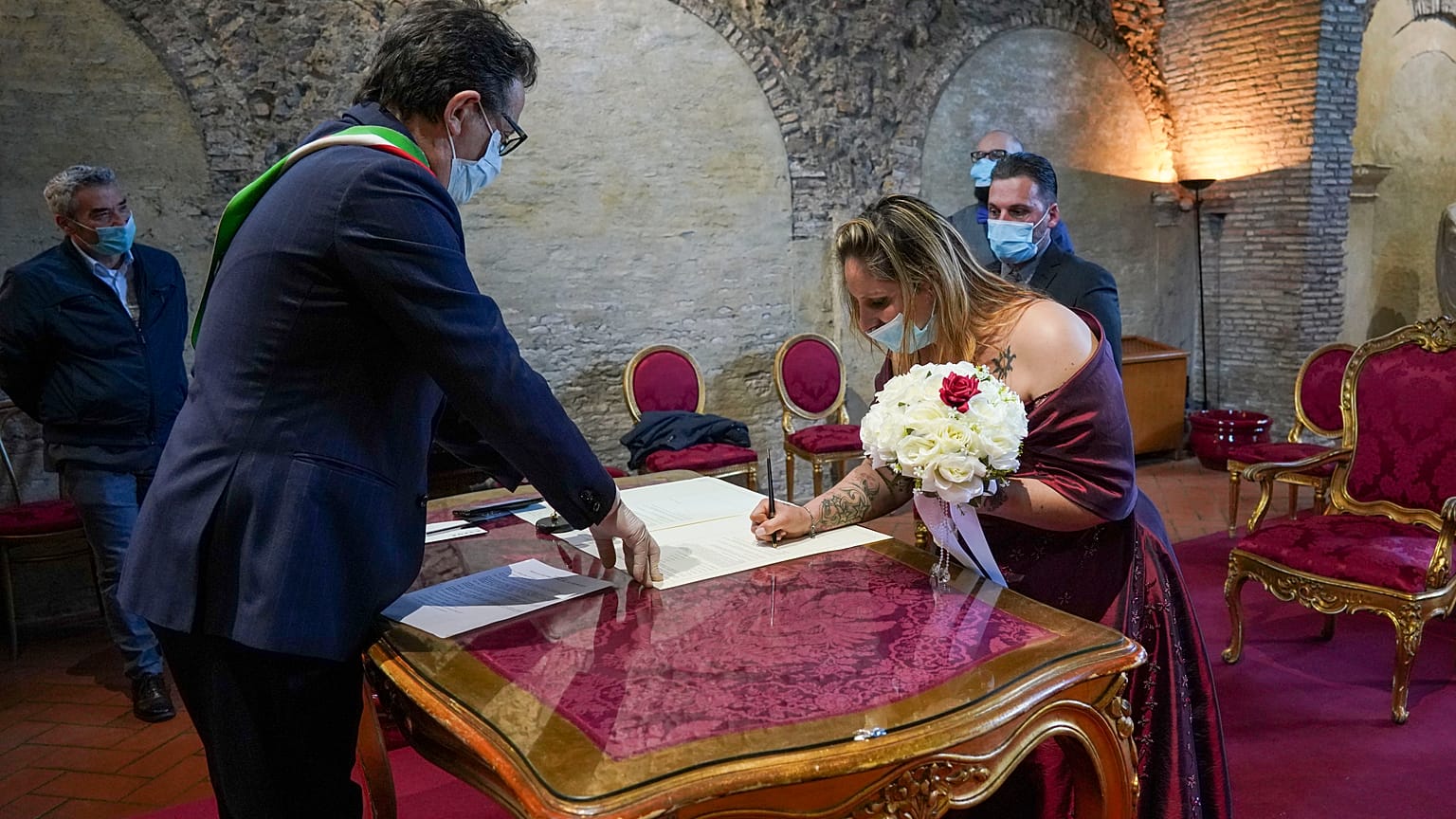 Los invitados están obligados a mantener la distancia social en las bodas