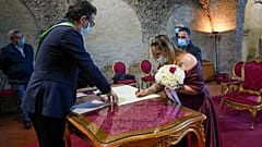 Los invitados están obligados a mantener la distancia social en las bodas