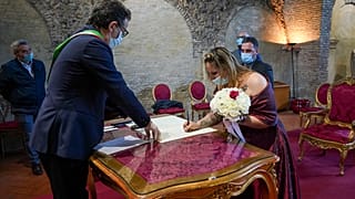 Los invitados están obligados a mantener la distancia social en las bodas
