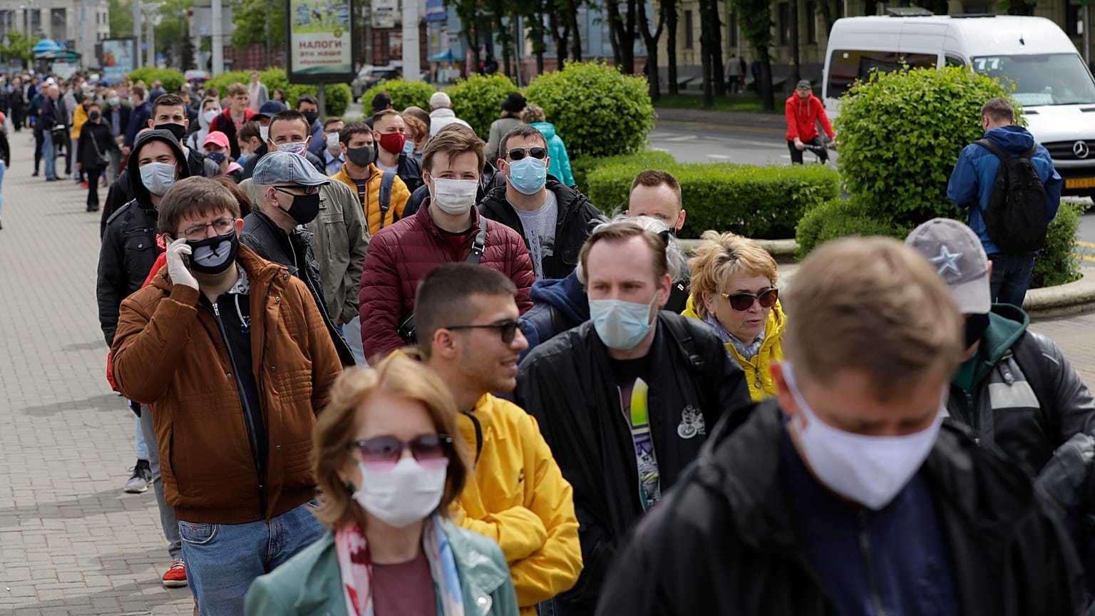 Очередь желающих поставить подпись за выдвижение Светланы Тихановской в Минске