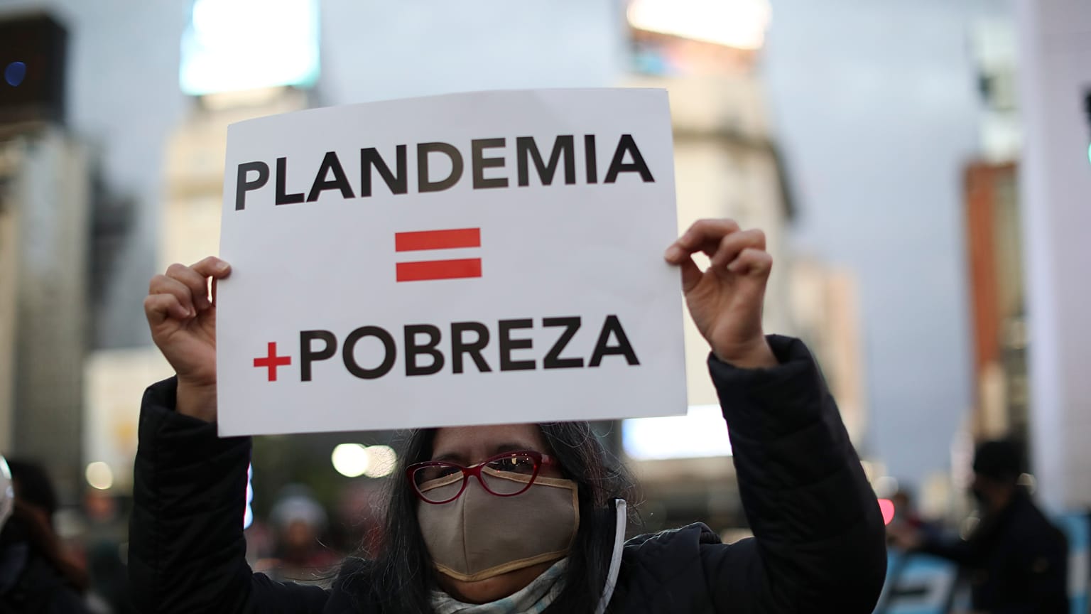 Protesta contra el cierre ordenado por el gobierno para frenar la propagación de COVID-19 en Buenos Aires, Argentina, el sábado 30 de mayo de 2020. 
