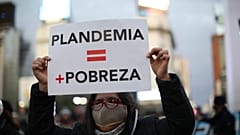 Protesta contra el cierre ordenado por el gobierno para frenar la propagación de COVID-19 en Buenos Aires, Argentina, el sábado 30 de mayo de 2020. 