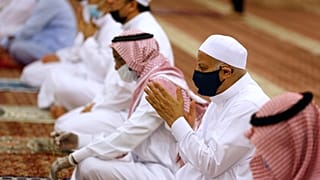 السعوديون يعودون إلى المساجد بكمامات