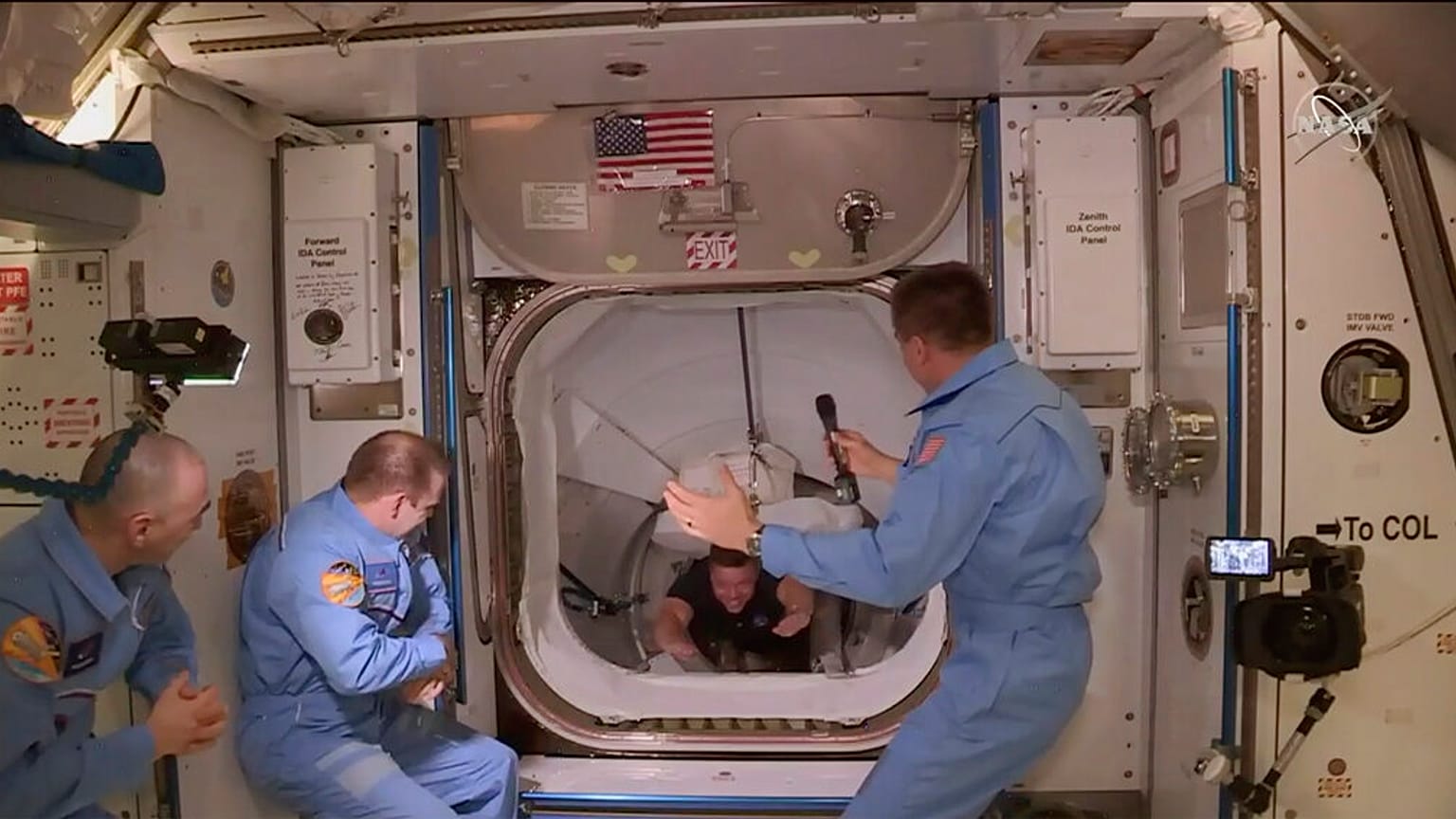 Fica para a história o momento em que os austronautas da cápsula Dragon-Endeavour entram na EEI