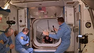 Fica para a história o momento em que os austronautas da cápsula Dragon-Endeavour entram na EEI