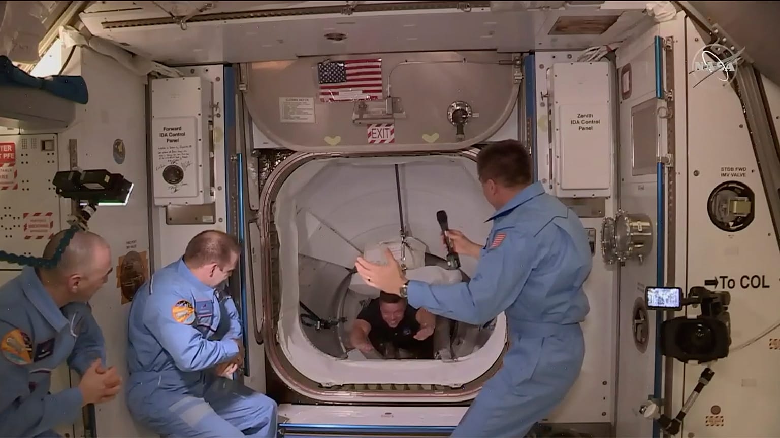 Los astronautas de la NASA Robert Behnken y Douglas Hurley llegan a la EEI