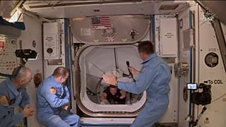 Los astronautas de la NASA Robert Behnken y Douglas Hurley llegan a la EEI