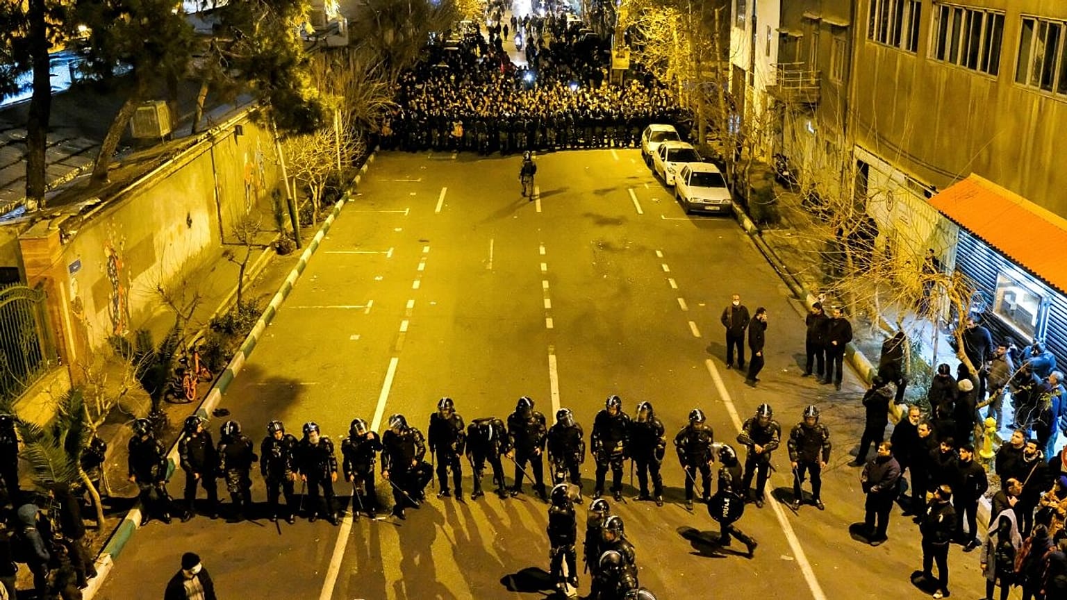 تجمع ماموران امنیتی مقابل دانشگاه امیر کبیر در تهران 