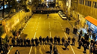 تجمع ماموران امنیتی مقابل دانشگاه امیر کبیر در تهران 