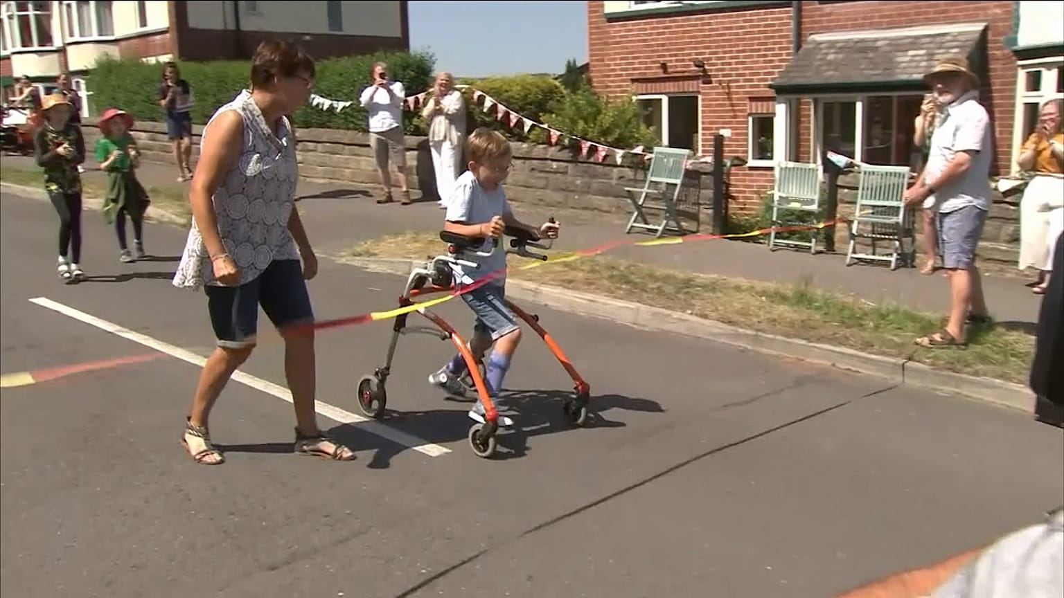 Tobias (9) läuft Marathon mit Rollator - und wird zum Star