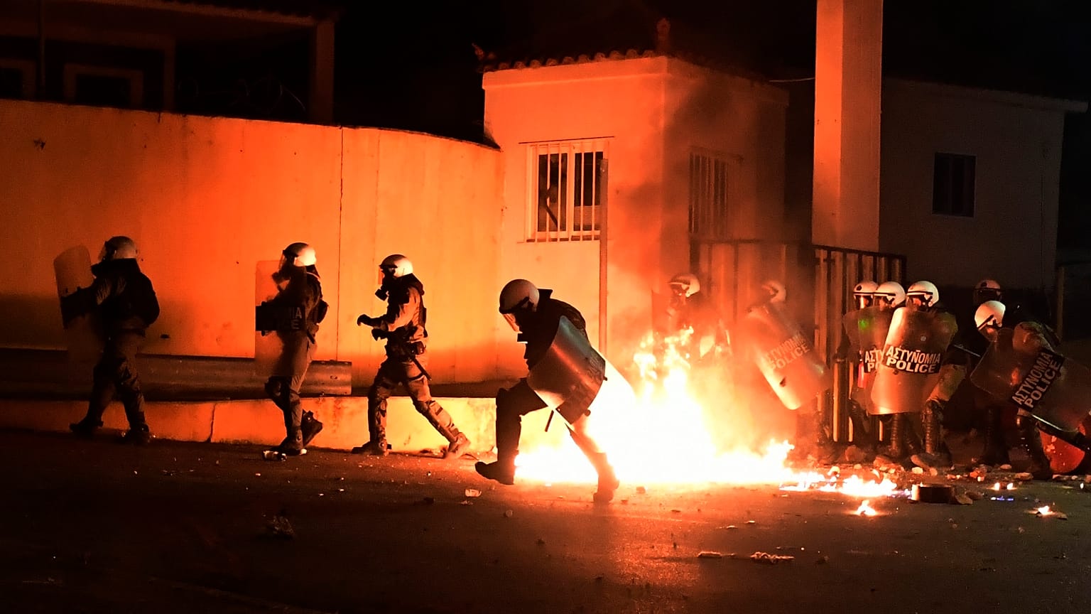 Midilli Adası'nda polise molotof kokteyli (Arşiv) 