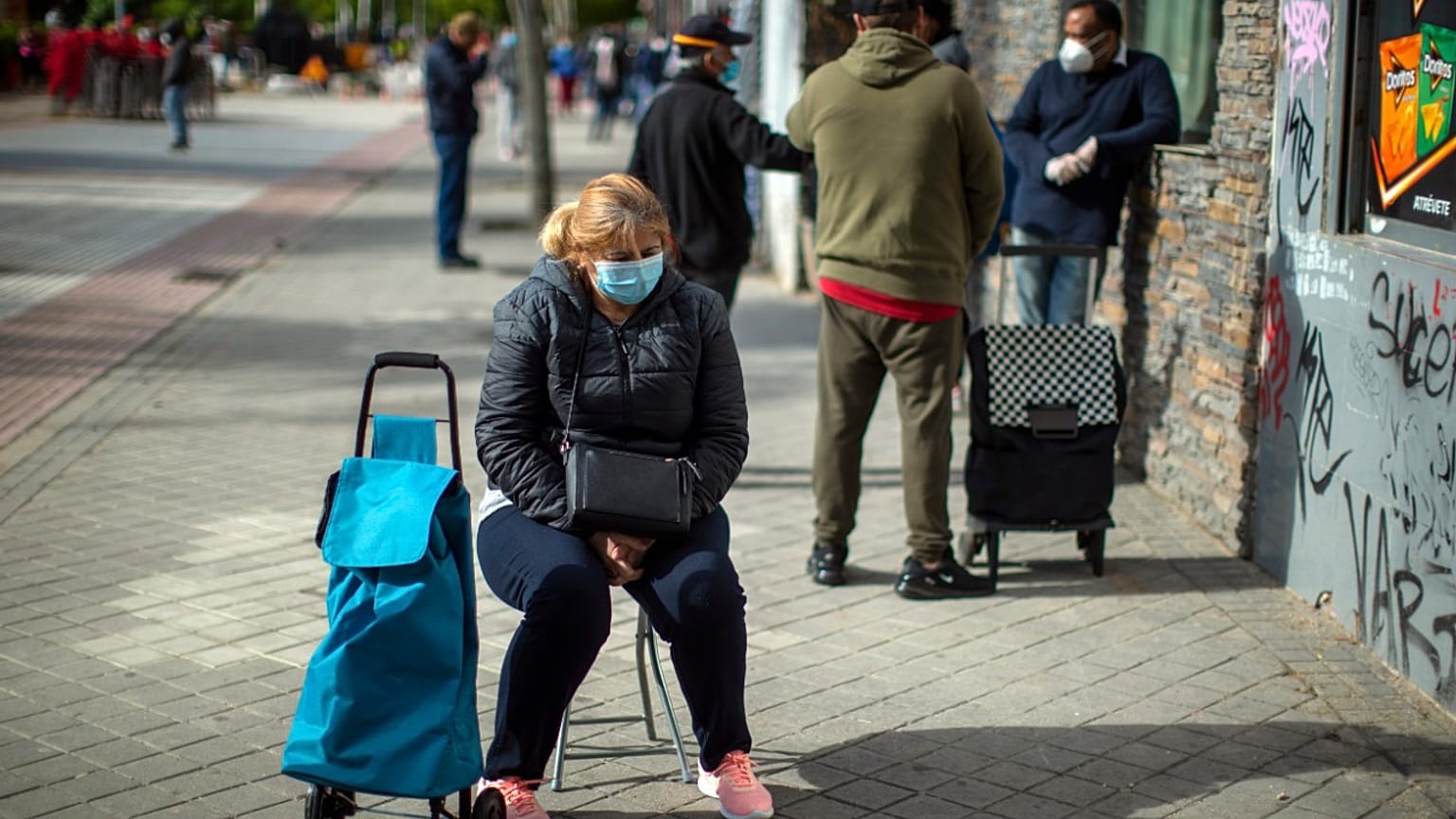 Des Espagnols font la queue pour recevoir de l'aide alimentaire, Madrid le 16 mai 2020