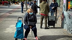 Des Espagnols font la queue pour recevoir de l'aide alimentaire, Madrid le 16 mai 2020