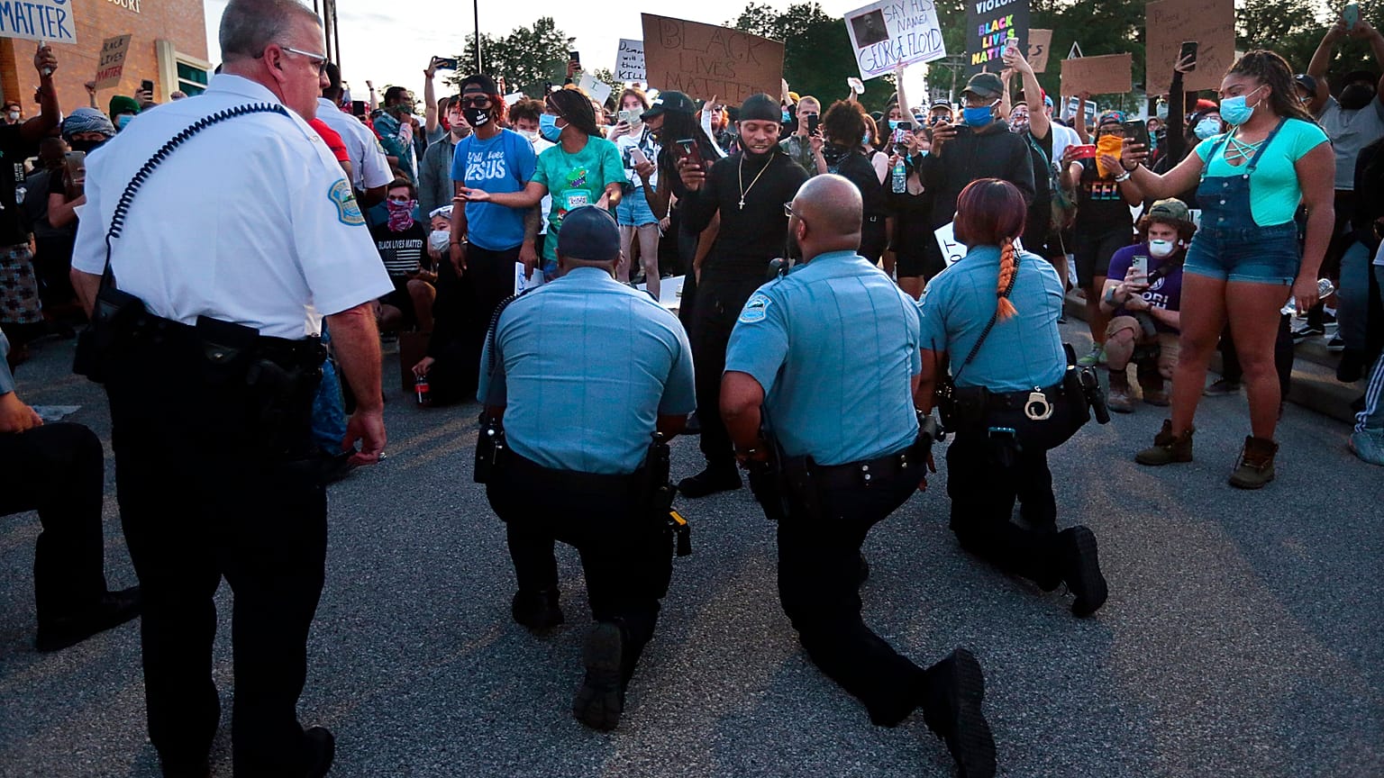 Ferguson'da polis memurları, 30 Mayıs 2020 Cumartesi günü karakol otoparkındaki protestoculara destek verdi