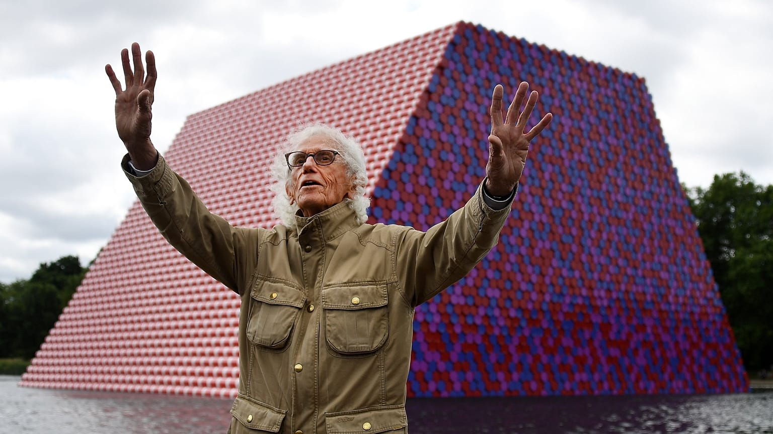 A Mastaba című alkotása előtt, a londoni Hyde Parkban levő Serpentine-tónál az installáció leleplezésének napján, 2018. június 18-án.