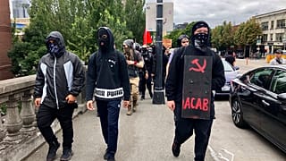Antifa üyeleri gösterilerde taktıkları maske ve siyah kıyafetleri ile biliniyor