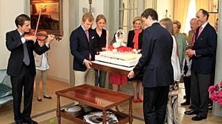 Prinz Joachim (2.v.l.) und sein Bruder Amedeo tragen den Geburtstagskuchen ihrer Mutter Astrid, zu deren 50. Geburtstag. (Archivbild,Juni 2012)