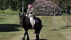 Kraliçe Elizabeth salgın önlemleri sonrası ilk kez kameralar önünde