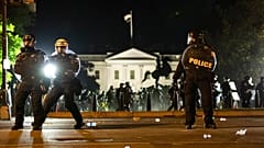 Antidisturbios a las puertas de la Casa Blanca el domingo por la noche