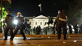 Antidisturbios a las puertas de la Casa Blanca el domingo por la noche