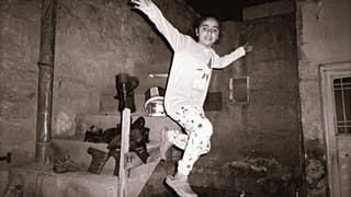Refai (12 anni) di Qamishli, Siria, e il ritratto "dinamico" della sorella - Sirkhan Darkroom