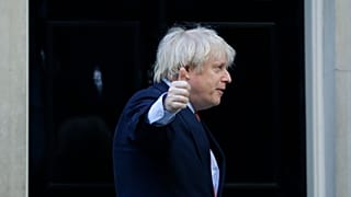 Le Premier ministre britannique Boris Johnson fait un geste après avoir applaudi sur le pas de la porte du 10 Downing Street, le jeudi 28 mai 2020.