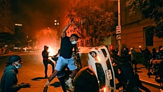 من هم المتظاهرون الذين خرجوا الى الشوارع في الولايات المتحدة؟
