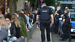 Városi rendészek figyelik a frankfurti Friedberger Platzon piknikezőket 2020. április 24-én