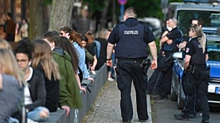 Városi rendészek figyelik a frankfurti Friedberger Platzon piknikezőket 2020. április 24-én