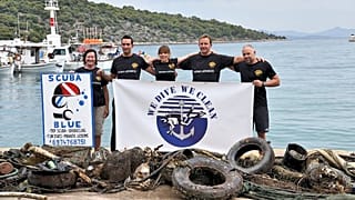 Εθελοντές δύτες της οργάνωσης WE DIVE WE CLEAN