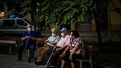 Un grupo de ancianos sentados con mascarillas en Barcelona, España