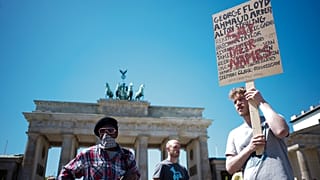 La protesta alla porta di Brandeburgo, Berlino, il 1 giugno 2020