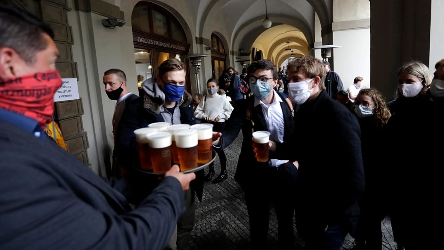 La gente fa la fila per una birra sulla terrazza di un ristorante a Praga, Repubblica Ceca