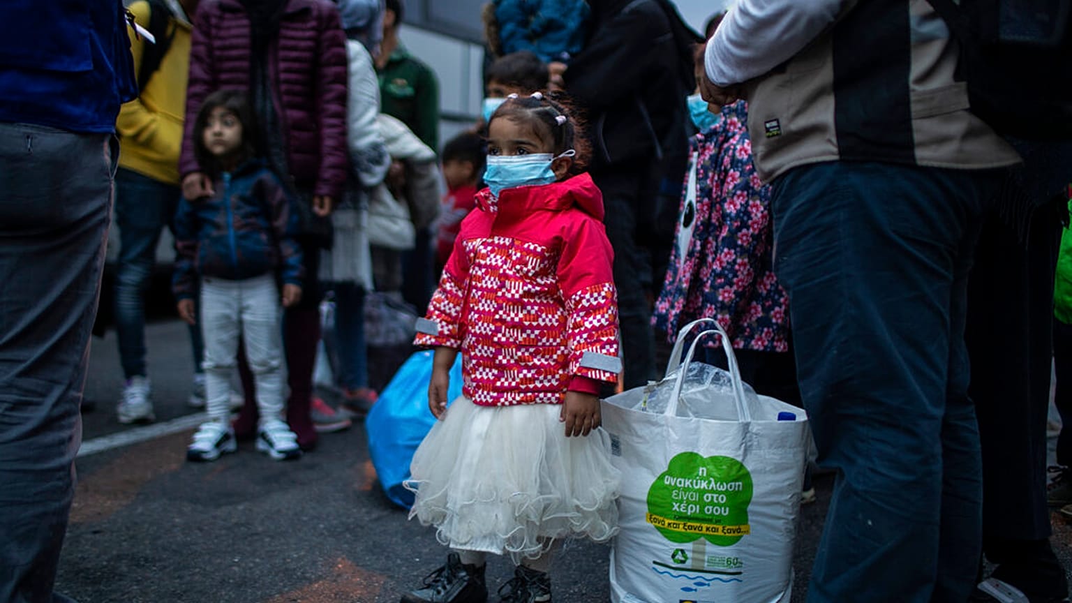 Flüchtlinge und Migranten warten nach ihrer Ankunft im Hafen von Piräus bei Athen auf die Weiterreise und Unterbringung außerhalb der Flüchtlingscamps. Montag, 4. Mai 2020.