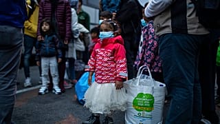Flüchtlinge und Migranten warten nach ihrer Ankunft im Hafen von Piräus bei Athen auf die Weiterreise und Unterbringung außerhalb der Flüchtlingscamps. Montag, 4. Mai 2020.