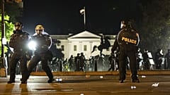 Forze dell'ordine statunitensi davanti alla Casa Bianca, durante la protesta. Washington