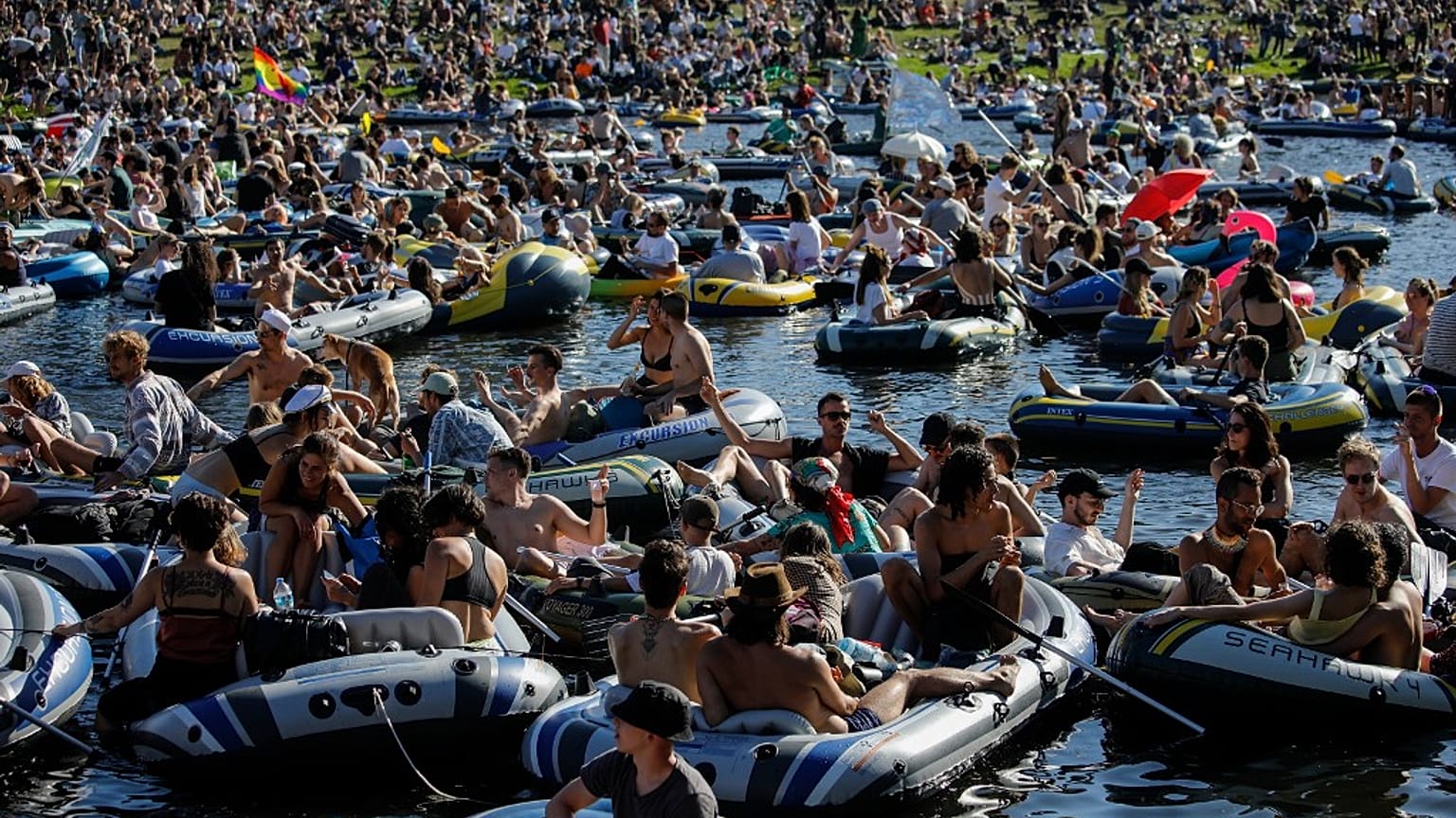 Protest-Party auf dem Landwehrkanal in Berlin