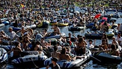 Protest-Party auf dem Landwehrkanal in Berlin