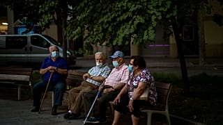 Barselona kentinde bankta oturanlar