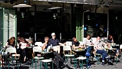 Πολίτες απολαμβάνουν τον καφέ και τον ήλιο