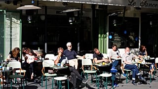 Πολίτες απολαμβάνουν τον καφέ και τον ήλιο