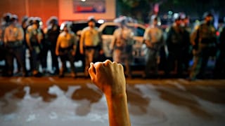 Un hombre levanta el puño ante las fuerzas del orden en Las Vegas