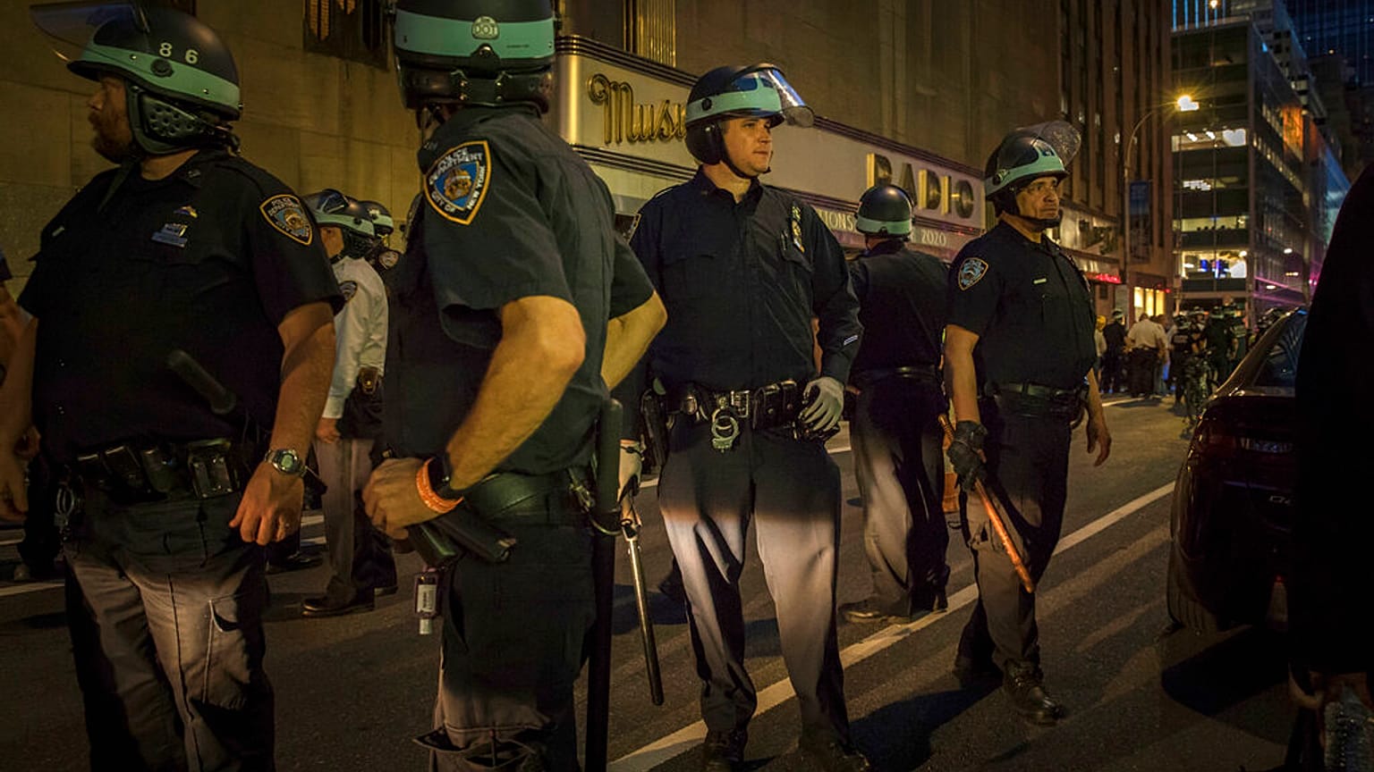 A New York-i rendőröknek is nehéz éjszakájuk volt keddre virradóra