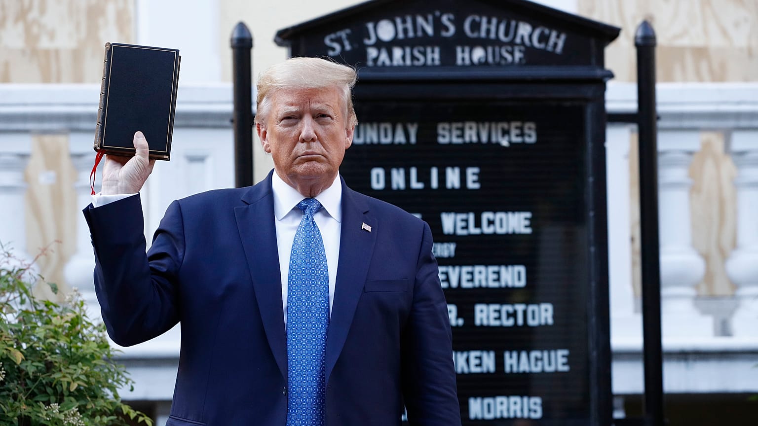 Il presidente degli Stati Uniti Donald Trump posa davanti a una chiesa di Washington danneggiata dalle proteste