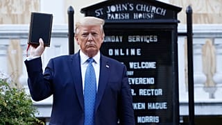 Il presidente degli Stati Uniti Donald Trump posa davanti a una chiesa di Washington danneggiata dalle proteste