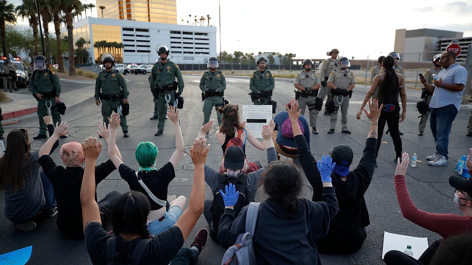 Donald Trump protestoları bastırmaları için binlerce asker görevlendirdi