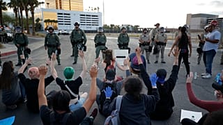 Donald Trump protestoları bastırmaları için binlerce asker görevlendirdi