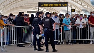 مسافرون ينتظرون ركوب العبارة من الجزائر إلى مارسيليا