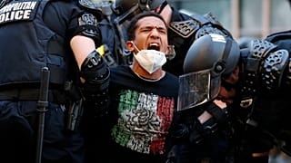 Полицейские задерживают протестующего в Вашингтоне. 1 июня 2020.