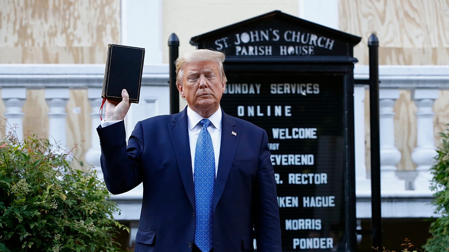 Trump elinde İncil ile kiliseye yürüdü